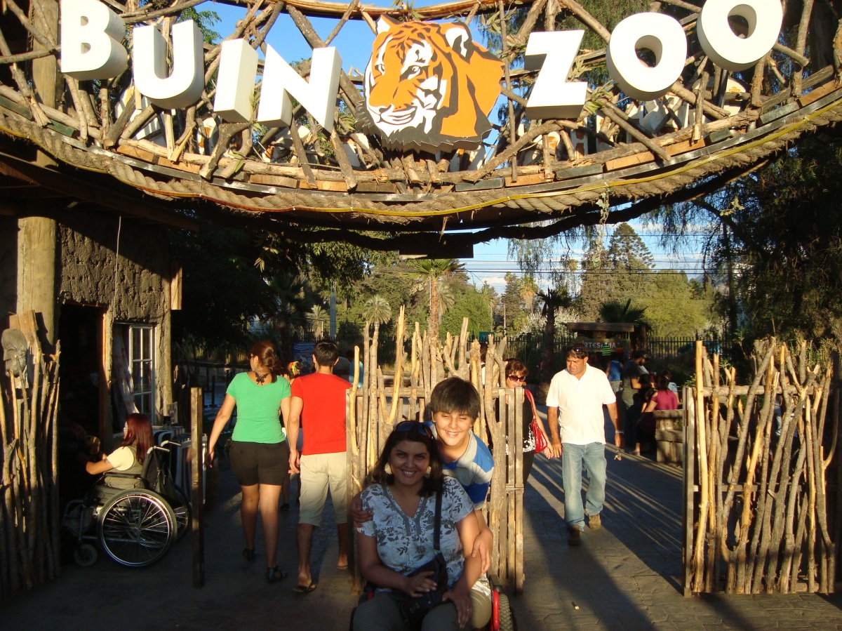 Entrada al Buin Zoo. Kattia y su hijo